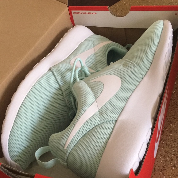 Women’s size 10 Roshe One - Picture 1 of 2